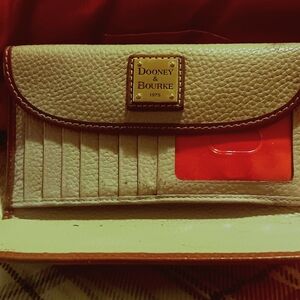 DOONEY & BOURKE Tan wallet. H 3.75" X W 75" X L 7"